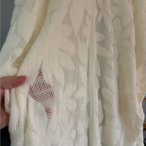 Anthropologie / Akemi + Kin White Floral Kimono - Picture 6 of 8